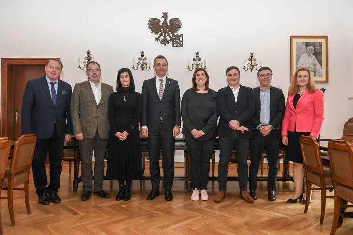 The Portuguese delegation of deans, with Cracow's Vice-Rector for Science and the head of the International Relations Office at the Senate Hall of the host university.