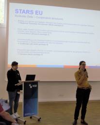 STARS EU project coordinator Stefanie Eul (at speakers' desk) and Vice-Rector for Studies, Teaching and Internationalisation Prof. Dr. Annika Maschwitz (on the photo with microphone) explained the project structures behind STARS EU. (Copyright HSB-Meike Mossig).