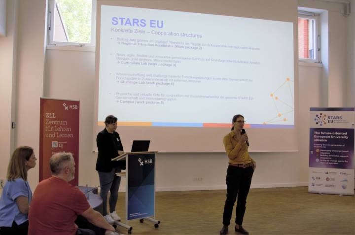 STARS EU project coordinator Stefanie Eul (at speakers' desk) and Vice-Rector for Studies, Teaching and Internationalisation Prof. Dr. Annika Maschwitz (on the photo with microphone) explained the project structures behind STARS EU. (Copyright HSB-Meike Mossig).